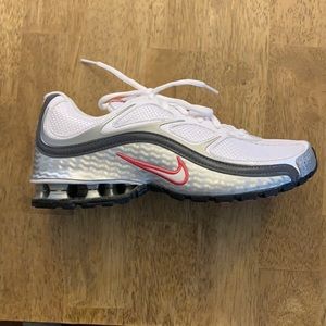 BRAND NEW WOMENS NIKE REAX RUN SIZE 7.5